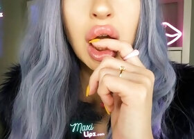Lip liner, sexy lips