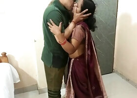 Indian Cute Bhabhi Hardcore Sex with Mobile Company Delivery Executive-Full Masti in Saree Blouse